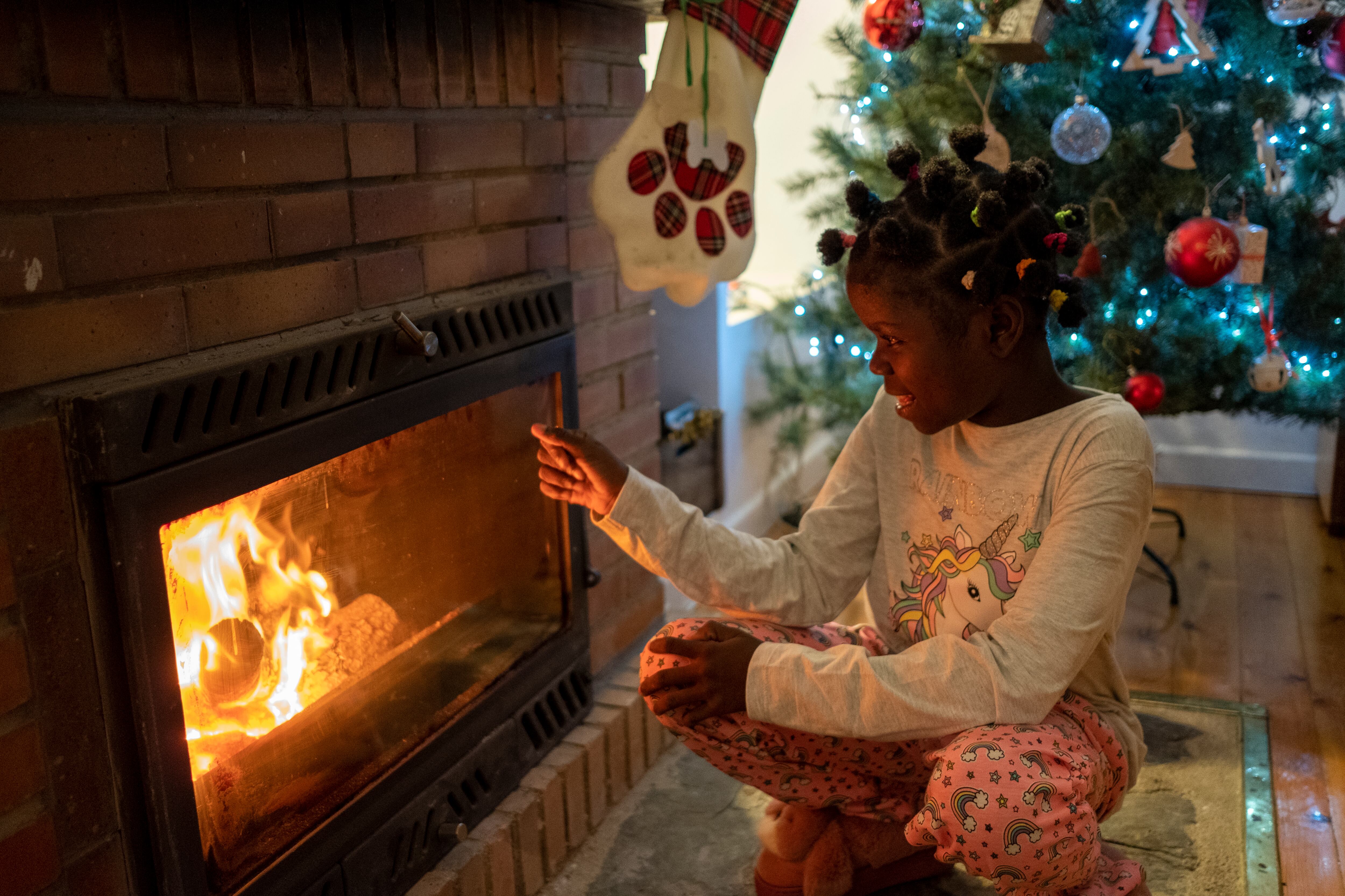 Al llegar a la casa de una de las familias de acogida, Grace se quedó ensimismada con la chimenea, hasta que el dolor de su dedo tras tocar el cristal del casete la sacó de su embelesamiento.