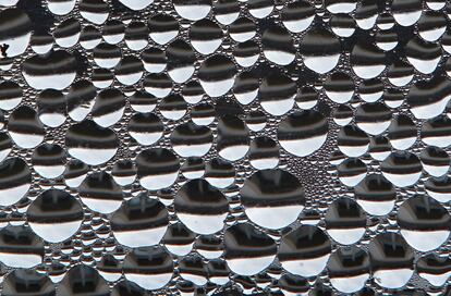 Detalle de unas gotas de condensación de agua en una ventana en Irsee, Alemania.