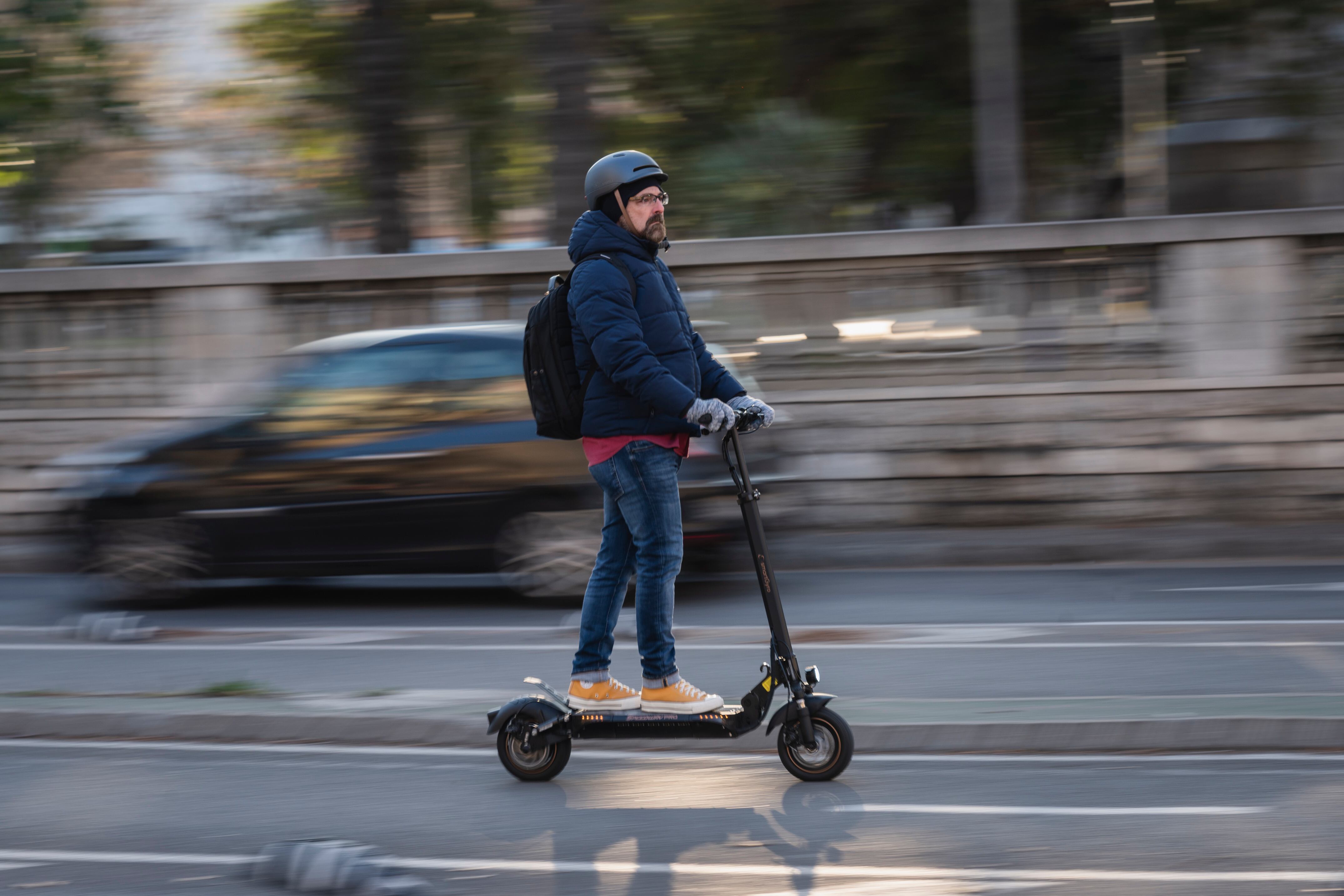 Un usuario de patinete circulaba en enero por la plaza de Tetuán de Barcelona.