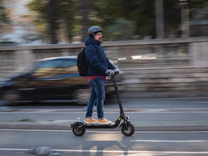 Un usuario de patinete circula por la plaza de Tetuan de Barcelona, en enero.