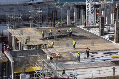 Varios operarios trabajan este jueves sobre los cimientos del nuevo edificio de hospitalización del 12 de octubre (Madrid).