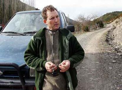 El guarda forestal Santiago Mainar, ante su Nissan Terrano.