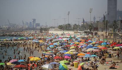 Las playas de Barcelona repletas de bañistas