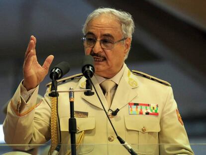 El mariscal Jalifa Hafter, hombre fuerte del este de Libia, durante un desfile militar celebrado en Bengasi el pasado 7 de mayo.