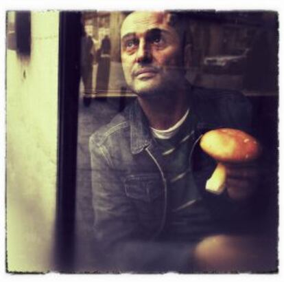 Jorge Drexler fotografiado en Cisne Azul, donde suele llevar a comer setas a amigos extranjeros.