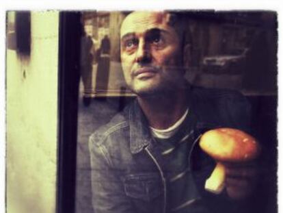 Jorge Drexler fotografiado en Cisne Azul, donde suele llevar a comer setas a amigos extranjeros.