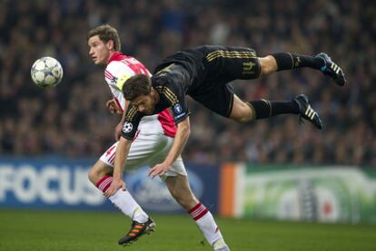 Vertonghen se lleva el balón ante Xabi Alonso.