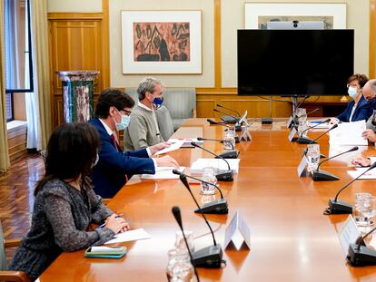 El ministro de Sanidad, Salvador Illa, y el consejero de Sanidad de la Comunidad de Madrid, Enrique Ruiz Escudero, junto con sus equipos, durante la reunión de este lunes.