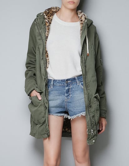 Parka de Zara con forro de leopardo. (79,95 euros)