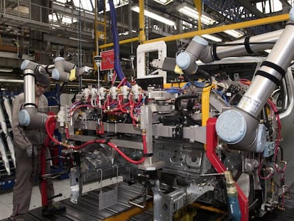 Robots en plena fabricaci&oacute;n de veh&iacute;culos en la planta de PSA de Vigo.