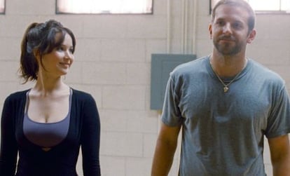 Jennifer Lawrence y Bradley Cooper, ensayando su baile en 'El lado bueno de las cosas'.