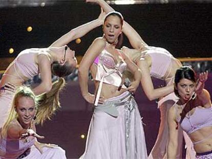 La cantante turca Sertab Erener, ganadora del Festival de Eurovisión, durante su actuación.