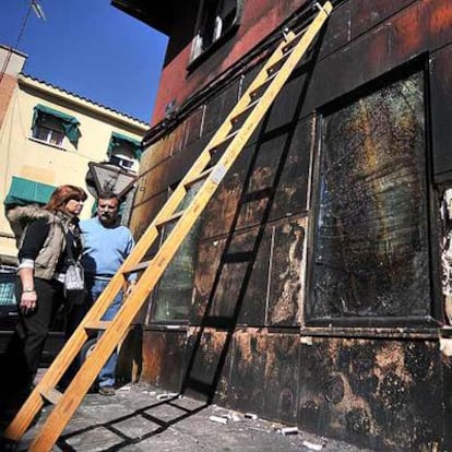 Aspecto de un local quemado por el fuego de un contenedor.