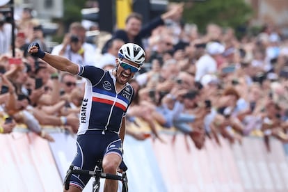 Julian Alaphilippe celebra su victoria.