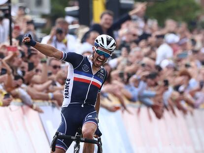 Julian Alaphilippe celebra su victoria.