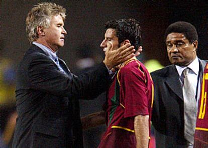 Guus Hiddink consuela a Figo en presencia del atribulado Eusebio, el gran jugador luso de los sesenta.