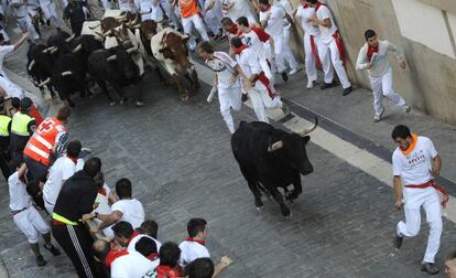 Un corredor en los encierros de las fiestas de San Fermín