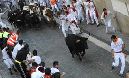 Un corredor en los encierros de las fiestas de San Ferm&iacute;n