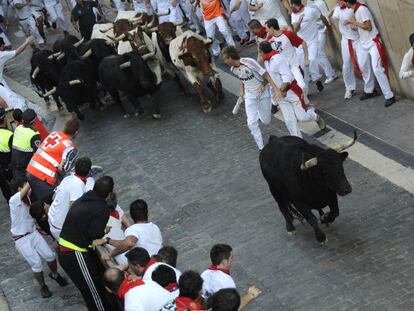 Un corredor en los encierros de las fiestas de San Ferm&iacute;n