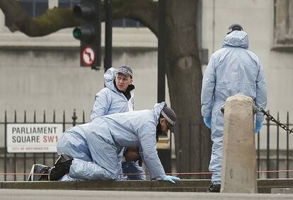 Agentes de la policía forense buscan pruebas en la plaza del Parlamento en Londres, el 23 de marzo de 2017.