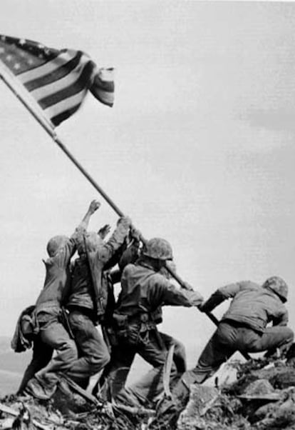 Imagen captada por Joe Rosenthal el 23 de febrero de 1945 en la isla Iwo Jima.
