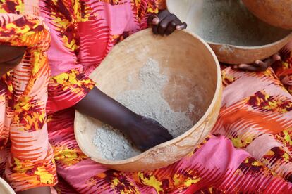 Una alumna mezcla la harina de mijo con el agua, mientras Ida Cham, fundadora del proyecto, cuenta la importancia de la conservación de la gastronomía local.