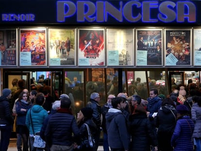 Filas a la entrada a los Cines Renoir Princesa en Madrid.