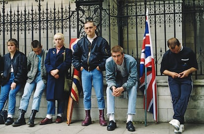 Un grupo de 'skinheads' en Picadilly, Londres, seguidores del partido ultraderechista National Front, en una imagen sin fecha.