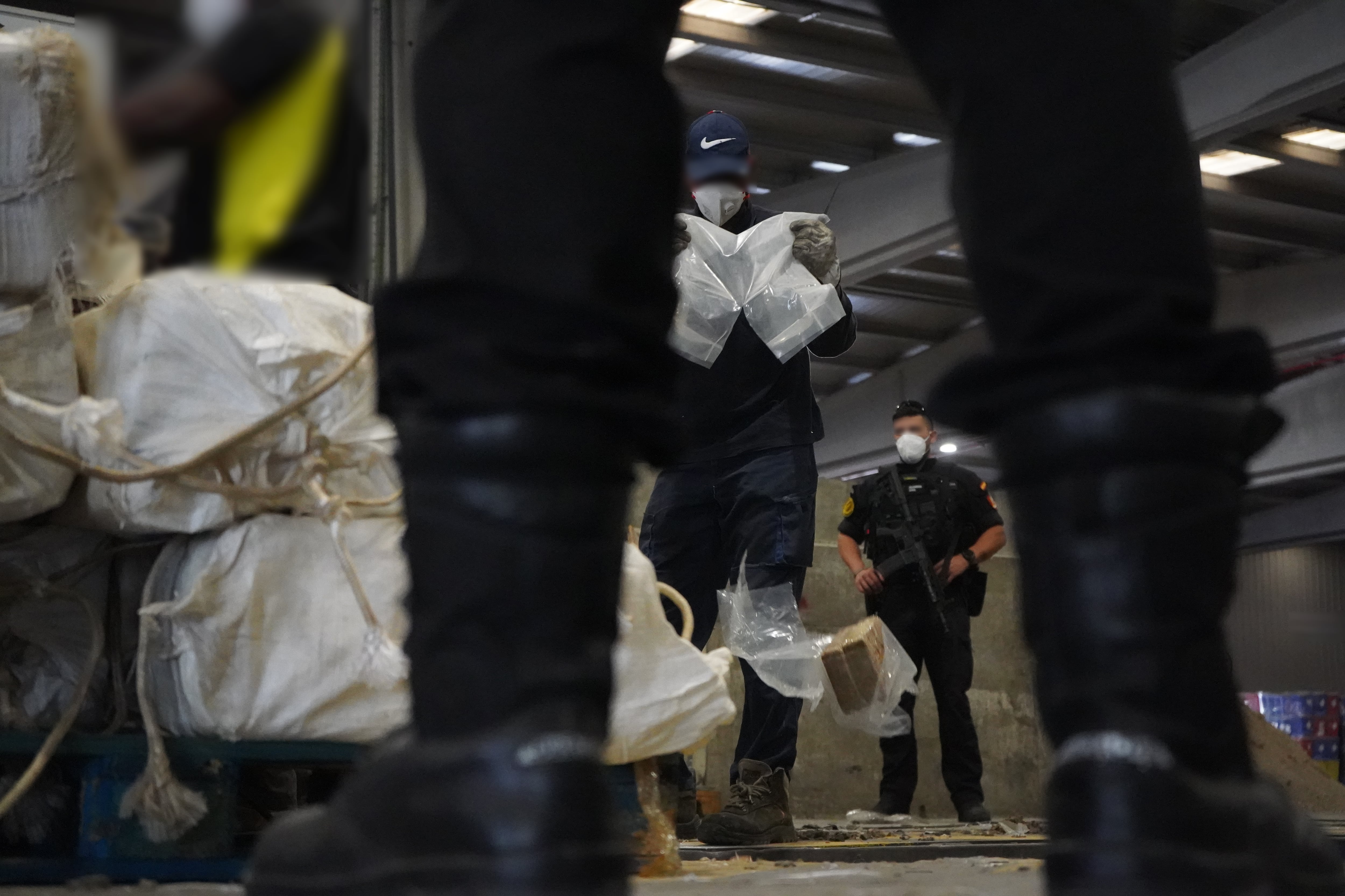 Más de 51 horas para quemar las 30 toneladas del mayor alijo de cocaína de la historia