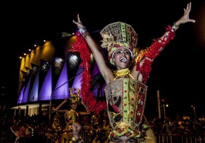 Um grupo de pessoas ensaiando para o desfile, em Barranquilla (Colômbia).