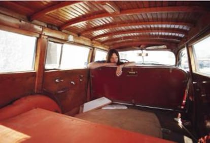 Neil Young, en el interior de un coche modelo Woody, en 1970.