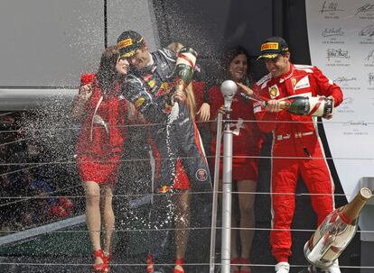 Webber y Alonso celebran con champán el primer y segundo puesto de la carrera.