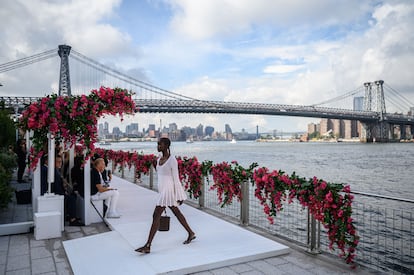 El desfile de Michael Kors, que replicó los vestidos de croché con los que Jane Birkin paseaba por la Costa Azul en los setenta, tuvo como escenario el puente de Williamsburg.