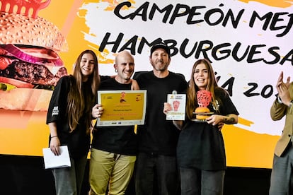 Shara Alonso y Jorge Cadierno, primeros por la derecha, junto a miembros de su equipo en el restaurante The Carnivan de León, ganadores del concurso Best Burger Spain 2025, con su creación EM2.