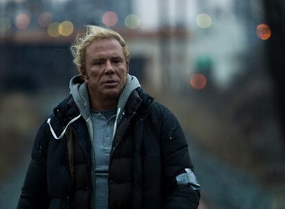 Mickey Rourke explica que le costó 15 años entender su proceso de autodestrucción. "Un camino muy lento que me tomó mucho más de lo que pensaba y en el que todavía estoy trabajando".
