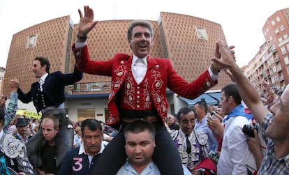 Pablo Hermoso de Mendoza y Andy Cartagena (izquierda) salen por la puerta grande de la plaza de Vista Alegre, en Bilbao.