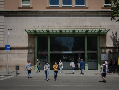 Varias personas caminan cerca de la puerta del Hospital Clínic de Barcelona