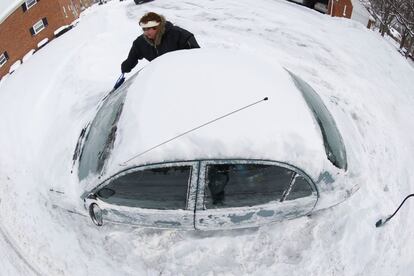 No Missouri, o Departamento de Transportes advertiu que a maioria das estradas estatais estão cobertas de neve e que o sal não atuava de maneira efetiva para eliminá-la devido às extremas temperaturas, que também são acompanhadas de fortes ventos. Na imagem, uma mulher tira a neve de seu carro em Michigan.