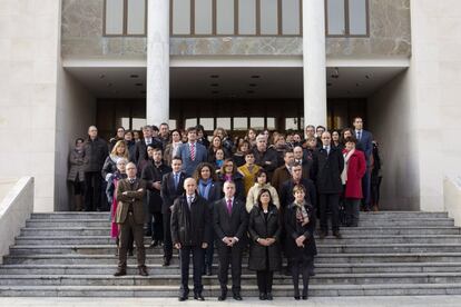 El lehendakari, Iñigo Urkullu (2 por la izquierda), junto al portavoz del Gobierno Vasco en funciones, Josu Erkoreka (izquierda), la presidenta de Emakunde, Izaskun Lanlaida (2 por la derecha), y la consejera de Desarrollo Económico y Competitividad, Arantxa Tapia (derecha), preside la concentración convocada por el Gobierno Vasco con motivo del Día Internacional para la Eliminación de la Violencia contra las Mujeres.