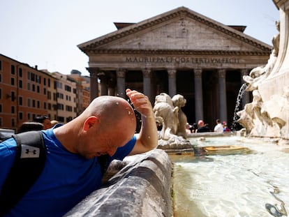 Un hombre se refresca en una de las fuentes de Panteón de Roma, este miércoles.