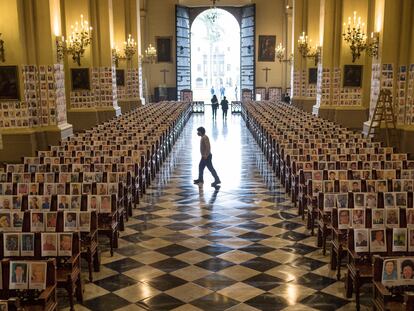 Retratos de fallecidos por covid-19 en una misa este sábado en la catedral de Lima.