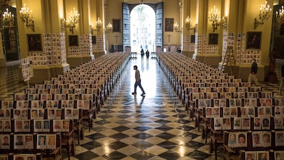 Retratos de fallecidos por covid-19 en una misa este sábado en la catedral de Lima.