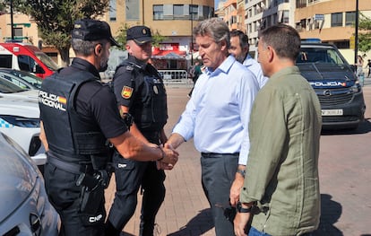 El líder del PP, Alberto Ñúñez Feijóo, saluda a varios policías este lunes durante su visita a la Feria de Albacete.