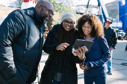 Ava DuVernay, en el centro, en el rodaje de 'Un pliegue en el tiempo'.