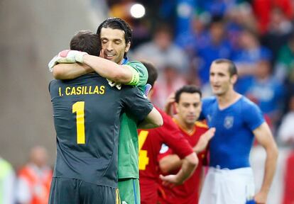 Iker Casillas (a la izquierda), portero de la selección española, y Gianluigi Buffon, portero de Italia, se abrazan en un encuentro entre los dos equipos durante la fase de grupos del Mundial de 2012. 