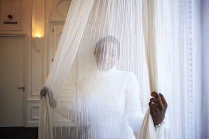 Retrato de Aissatou en el gran salón de la primera planta del hotel, que se transforma los lunes en un espacio dedicado a la sofrología -técnicas de relajación-, en una sala de yoga los martes y en tatamis los miércoles para las clases de karate. Aissatou es senegalesa y llegó a Europa en 2020 desde Marruecos. Su solicitud de asilo fue rechazada. Viviendo en las calles de París, fue derivada al Hotel L en junio de 2021. Aprovecha su año de respiro para participar en las diversas actividades que se ofrecen allí.