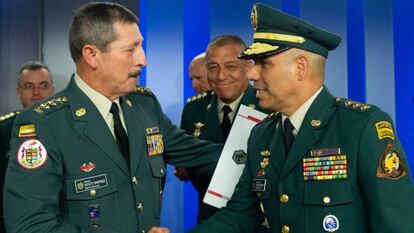 El general Nicacio Martínez (izquierda) saluda al general Eduardo Zapateiro, quien lo relevó en diciembre.