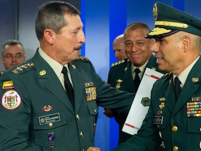 El general Nicacio Martínez (izquierda) saluda al general Eduardo Zapateiro, quien lo relevó en diciembre.