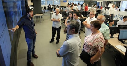 El director de Comunicaci&oacute;n, Pedro Zuazua, explica a los suscriptores como se trabaja en la noche electoral. 