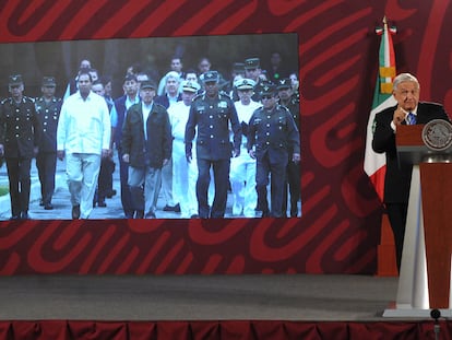 El presidente de México, Andrés Manuel López Obrador, proyecta una imagen de Felipe Calderón vestido de militar, durante una de sus conferencias mañaneras.